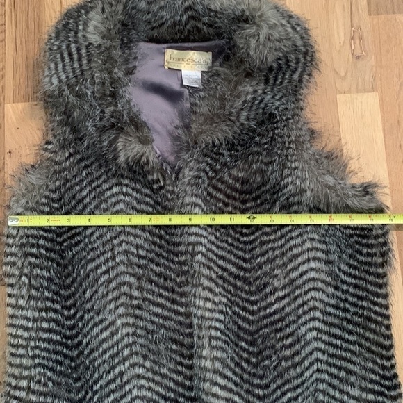 𝅺francesca’s Faux Fur Vest Gray & Dark Gray Striped Women’s Size Small - Picture 9 of 11